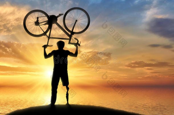 残疾人假肢使自行车靠近大海