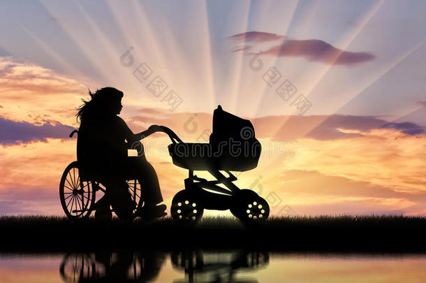 残疾人妇女在轮椅和婴儿车反射在水日落