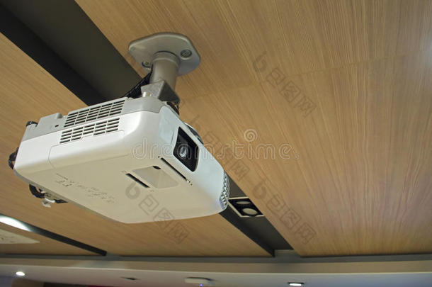 会议室木制天花板上的白色投影仪