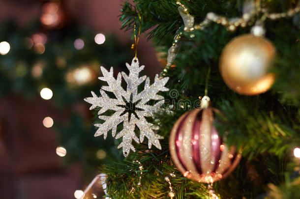 美丽的圣诞装饰，新年玩具，在黑暗的花环上发光。 圣诞树上装饰着玩具和气球。 节日气氛