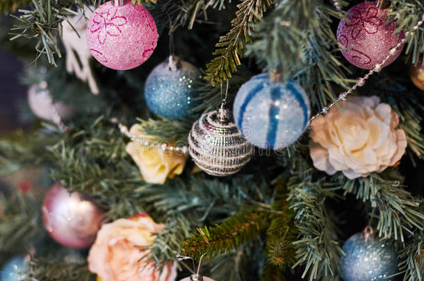 美丽的圣诞装饰，新年玩具，在黑暗的花环上发光。 圣诞树上装饰着玩具和气球。 节日气氛