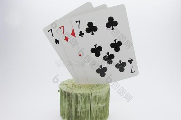 在白色背面的木架上打7张扑克牌