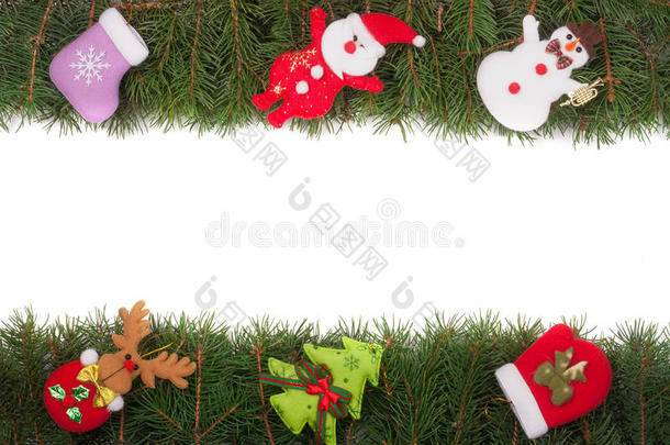 圣诞框架由冷杉树枝制成，装饰着雪人和圣诞老人，孤立在白色背景上