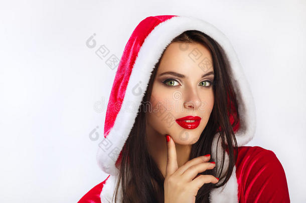 美丽的年<strong>轻快</strong>乐的女人穿着圣诞<strong>背景</strong>的圣诞老人衣服。 白色<strong>背景</strong>上微笑的女人。 美丽的肖像