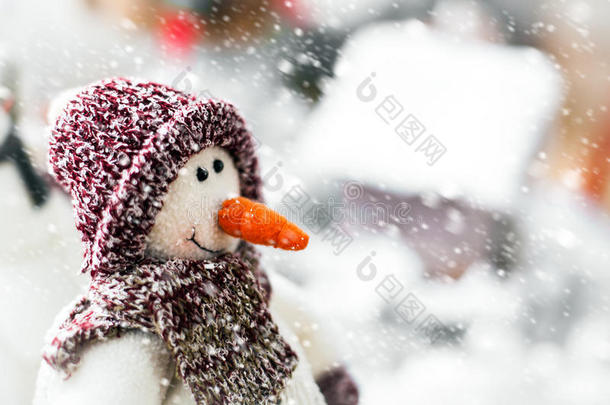 可爱快乐的微笑雪人戴着冬天的围巾和帽子