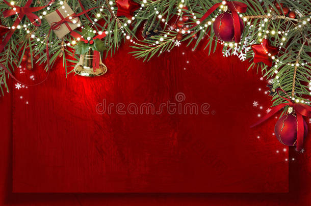 圣诞装饰边框上有铃铛、枞树和球