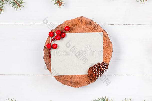 圣诞信给树桩上的圣诞老人，白色的木制背景，有冷杉树枝和装饰品。 圣诞节和新年快乐