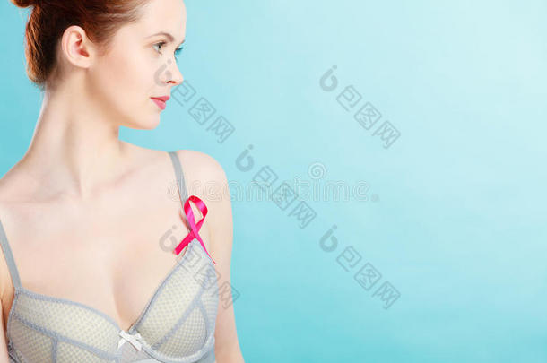胸罩上戴着乳腺癌宣传丝带的女人