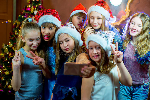 一群快乐的年轻女孩庆祝圣诞节。 自拍