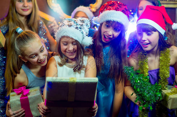 一群快乐的年轻女孩庆祝圣诞节。 礼物