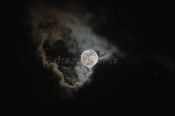 夜空多云场景中明亮的满月