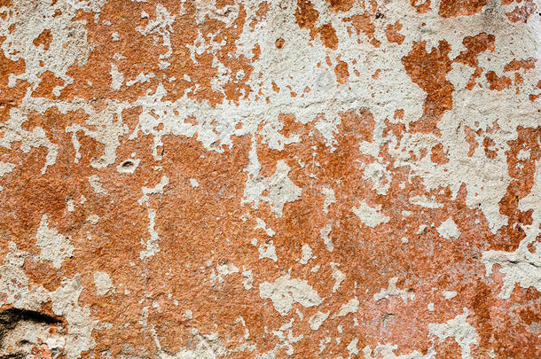 混凝土表面有残留的白色涂料和橙色涂料