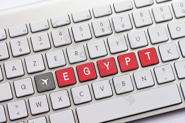 埃及用飞机草图在白色键盘上写字
