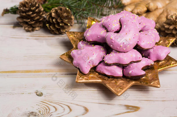 圣诞节辛辣饼干-彩色形状的饼干上的黄金PLA