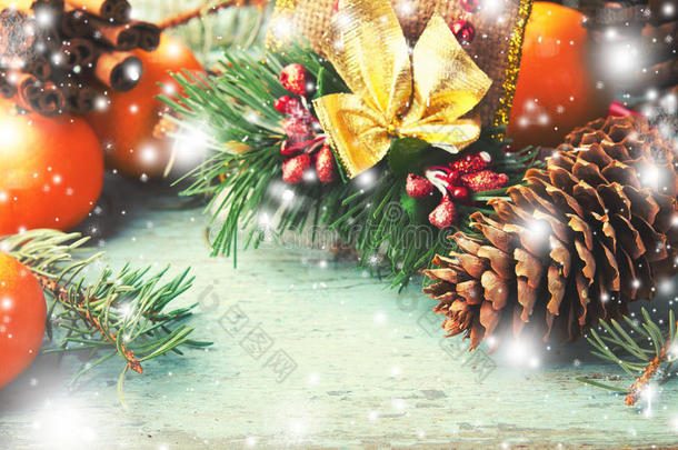 圣诞节，新年作文与橘子，杉树和松果。 蓝色木制的闪亮假日装饰