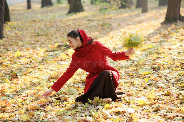 秋天美女森林女孩金色的