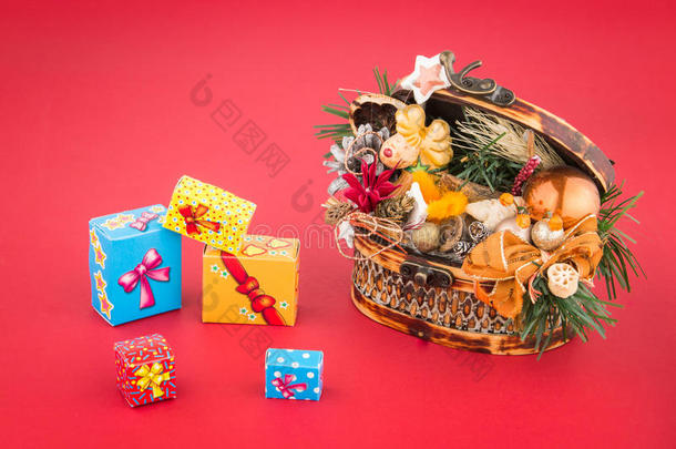 圣诞装饰保险箱和红色背景的礼品盒