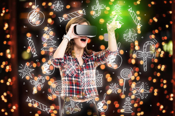 双曝光，女孩获得使用<strong>VR</strong>眼镜的经验，在虚拟现实中，选择<strong>玩</strong>具