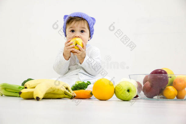 婴儿周围有水果和蔬菜，健康的儿童营养