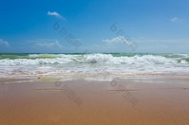 美丽的地中海海水拍打着岸边