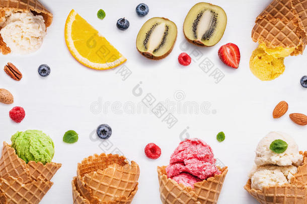 <strong>彩色冰淇淋</strong>与锥和各种水果树莓，蓝莓，草莓和薄荷叶设置在白色