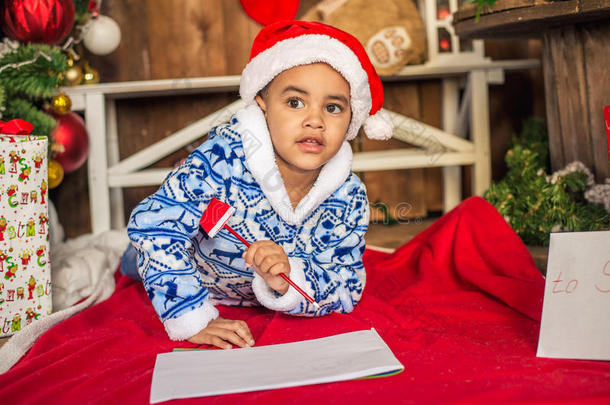 美丽的非洲阿梅里坎斯基孩子给圣诞老人写了一封信