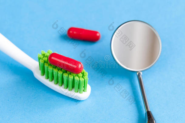概念牙齿疼痛-牙科工具，平板电脑在蓝色背景