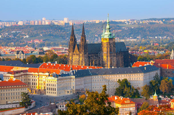 捷克共和国布拉格城堡建筑群的夜景