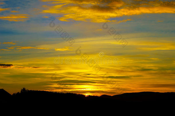 五颜六色的日落在阿尔萨西恩山附近的圣奥迪勒山