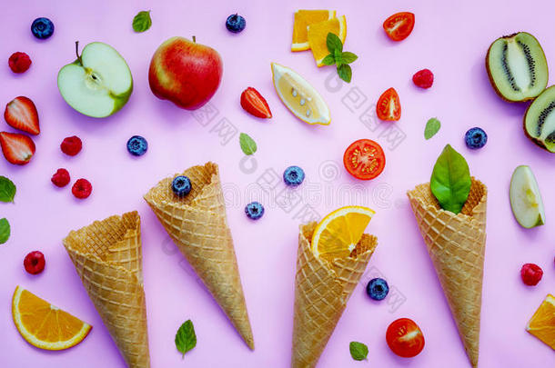 圆锥形和五颜六色的各种水果树莓，<strong>蓝莓</strong>，草莓，橙片，半猕猴桃，苹果，<strong>番茄</strong>和薄荷叶