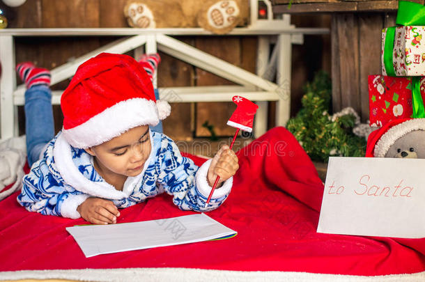 美丽的非洲阿梅里坎斯基孩子给圣诞老人写了一封信