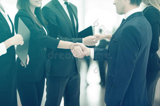 合作的概念。<strong>会见</strong>商业伙伴时的握手