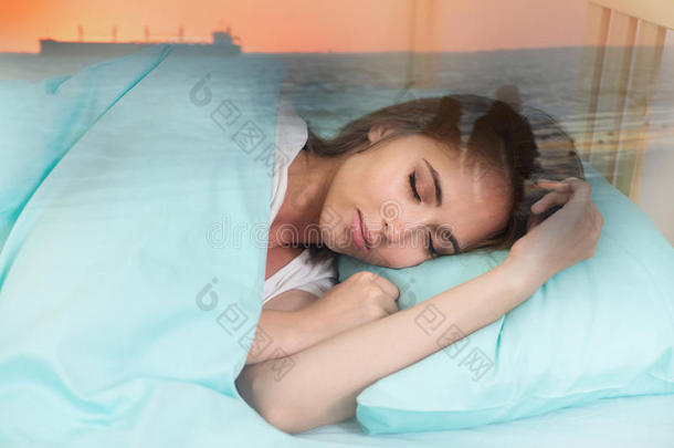 美丽的年轻女人睡觉，看到一个关于与男朋友完美关系的梦想