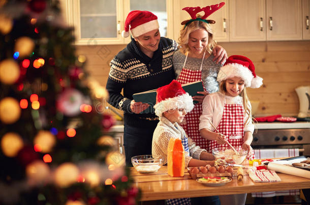 孩子和家长为圣诞节准备饼干