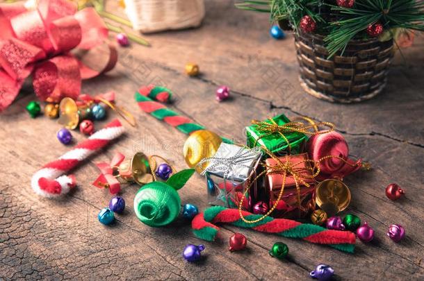 圣诞节和新年木制背景横幅与甘蔗松，礼品盒，雏菊花，糖果球和装饰在古董