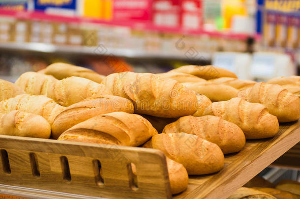 超市货架上的新鲜小麦面包