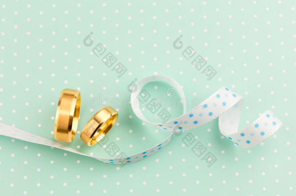 优雅的婚礼背景-两个带丝带的结婚戒指