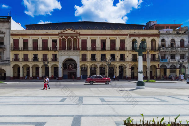 美国红色老人驾驶在哈瓦那古巴的主要<strong>街道</strong>与<strong>街道</strong>风景-艾莉库巴2016年报告文学