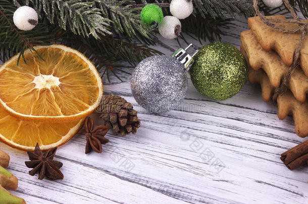 圣诞节圣诞节新年装饰用干燥的橘子饼干，八角桂圆锥，天然冷杉树枝绿色和