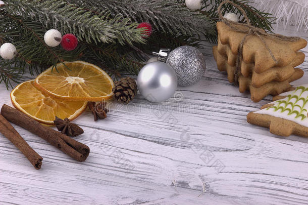 圣诞节圣诞节新年装饰用干燥的橘子饼干，八角桂圆锥，天然冷杉树枝，银球