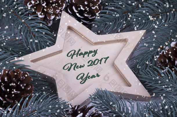 圣诞新<strong>年节</strong>日贺卡与木制的五颗尖星冷杉树枝锥和文字快乐的新2017年