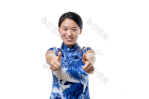 热情的中国女人竖起大拇指