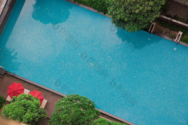 从我公寓的屋顶可以看到游泳池的景色。 这个度假胜地的设置是一个假期和游泳在清澈的蓝色