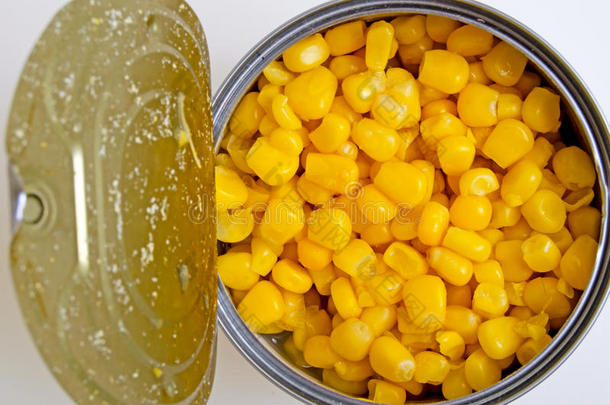 罐头玉米在一个开放的锡。