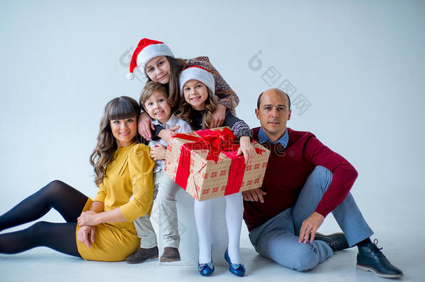 <strong>圣诞节一家人</strong>有五个人，孤立无援