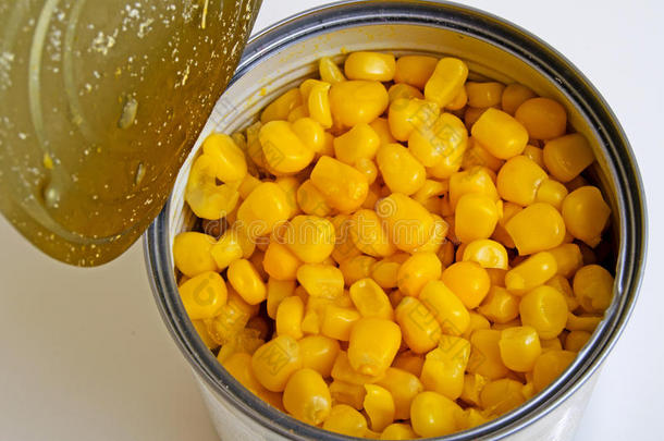 罐头玉米在一个开放的锡。