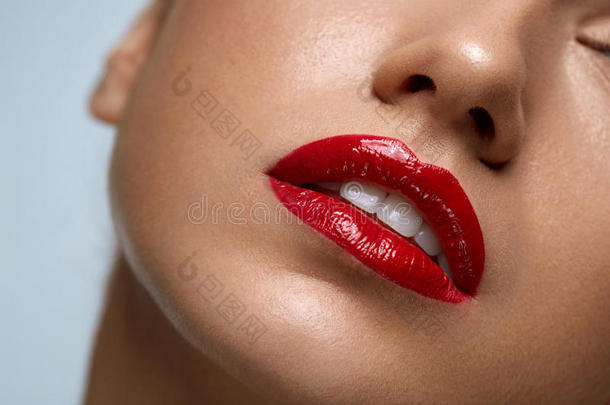 特写美丽的女人嘴唇上涂着<strong>红色</strong>的口红。 <strong>美妆</strong>