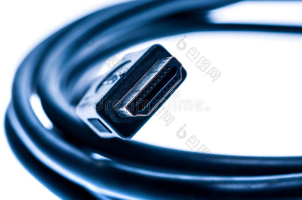 黑色音频视频HDMI计算机电缆隔离在白色背景上。