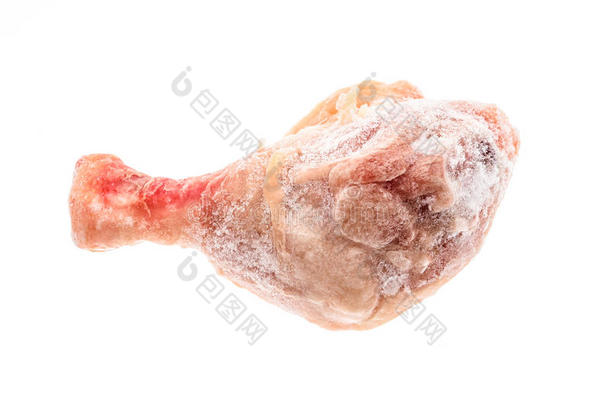 冷冻生鸡腿肉分离在白色。