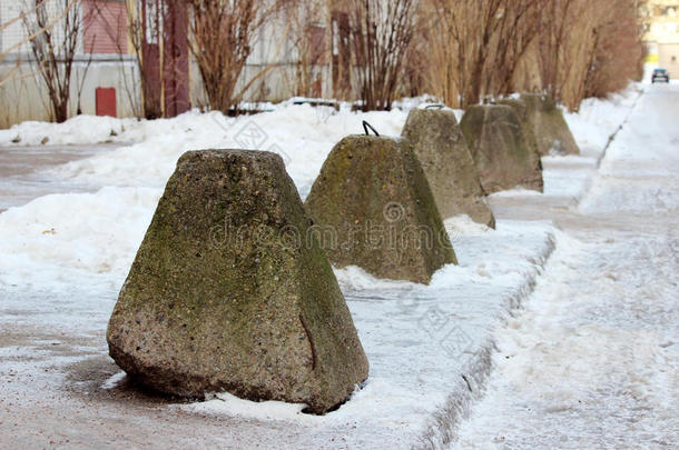 反恐金字塔混凝土基座附近的房子旁边的道路上禁止车辆进入。危险时相关